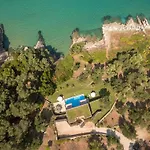 Villa Seashore:Dreamy Villa By The Sea With Heated Pool