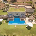 Villa Seashore:Dreamy Villa By The Sea With Heated Pool